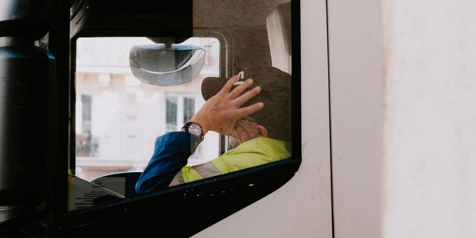 トラックの運転席で休息をとる運転者