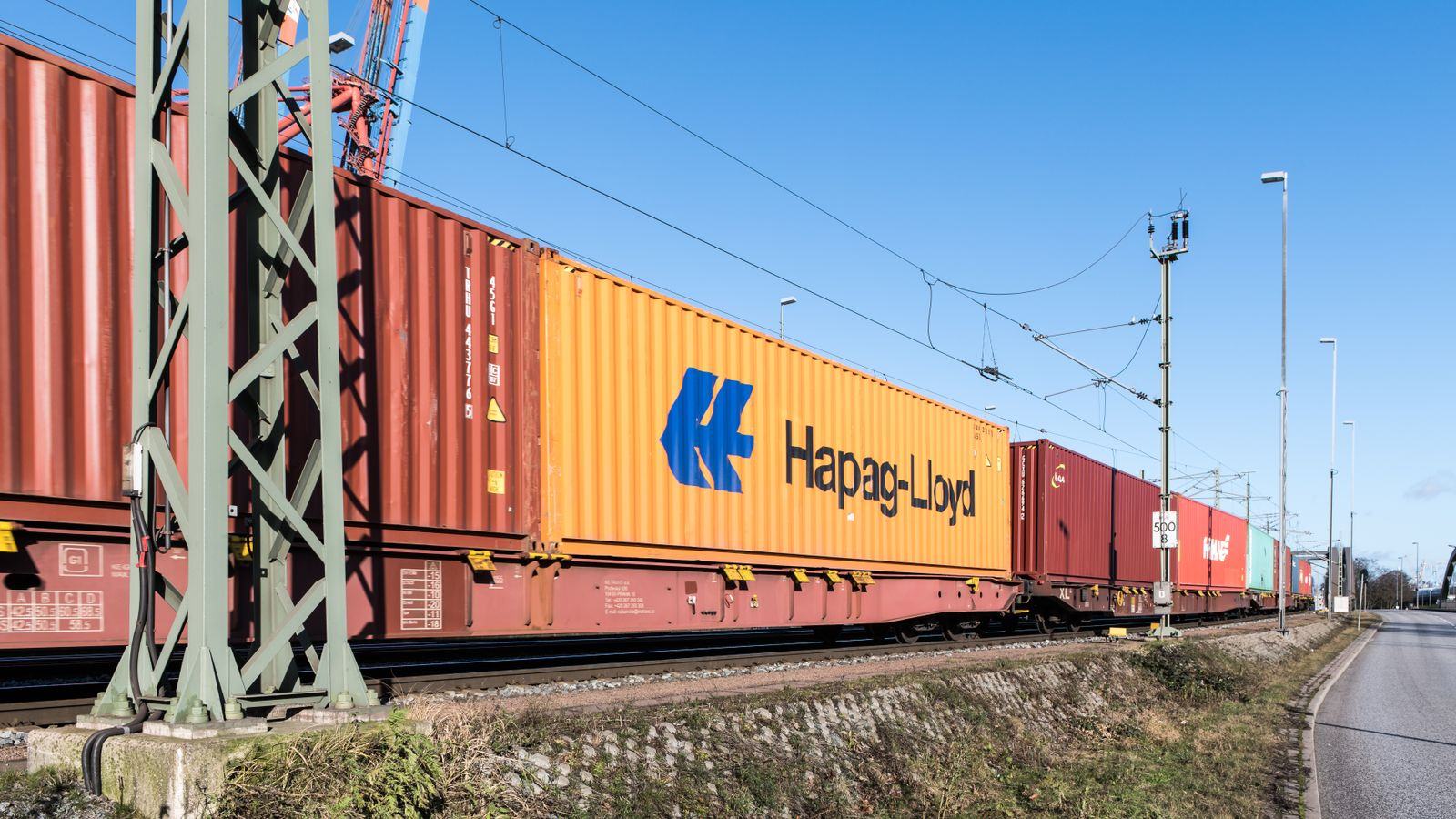 コンテナを積んで走行する貨物列車