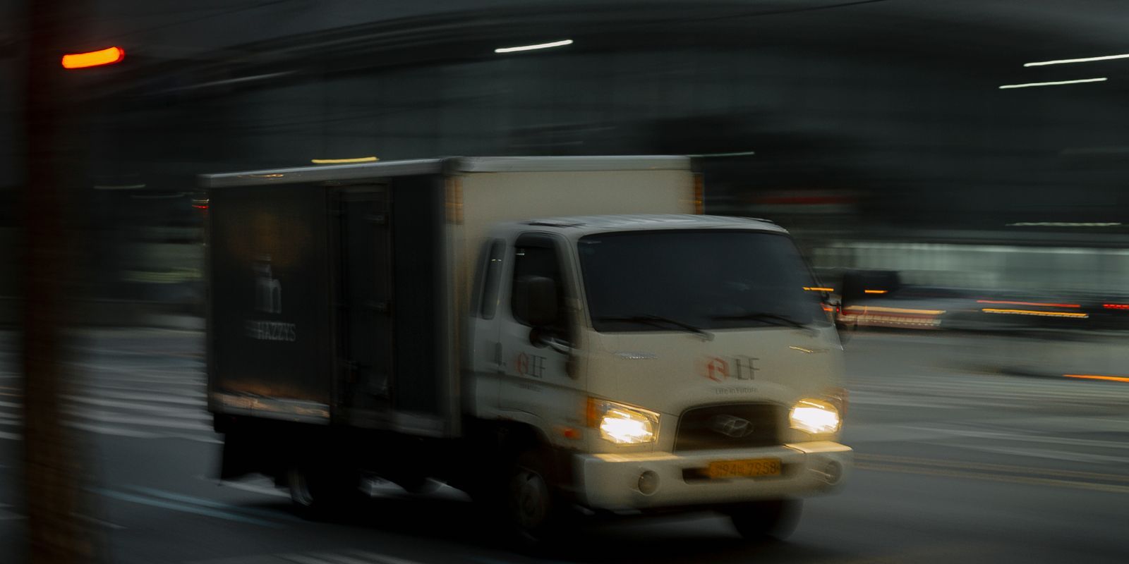 夜の街を走る配送トラック